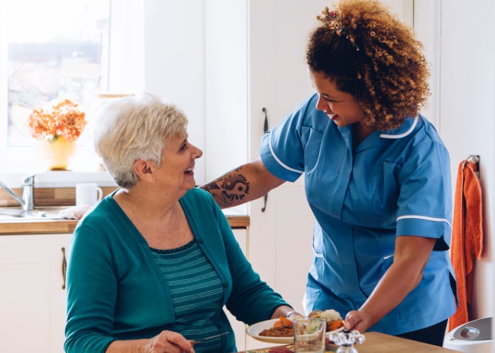 seniorin-und-altenpflegerin-adecco-medical-jobs