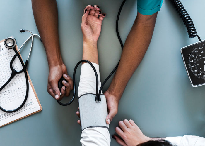 blutdruck-messen-adecco-medical-krankenpfleger-jobs